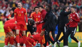 巴塞罗那球星梅西苏亚雷斯受伤，欧冠征程受影响，球迷担忧医疗进展